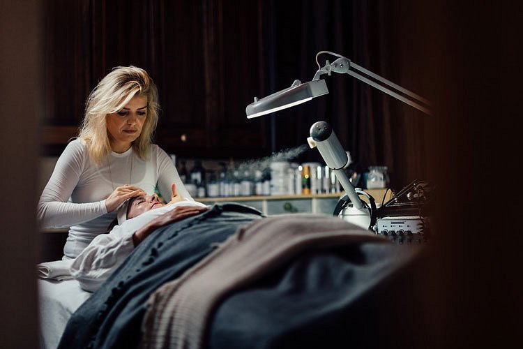 eva kerschbaumer delivers a hungarian master facial at esspa organic skincare in pittsburgh pa